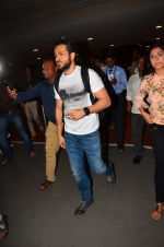 Emraan Hashmi snapped at airport in Mumbai on 12th May 2016 (81)_5735a682a1c38.JPG