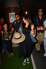Preity zinta with husband snapped in Mumbai on 12th May 2016 (15)_5735a7447a955.JPG
