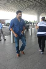 Madhavan snapped at airport on 14th May 2016 (2)_573854f1f342c.JPG