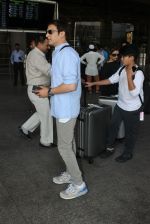 Jimmy Shergill snapped at airport on 15th May 2016 (9)_5739982645b49.JPG