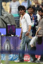 Shahrukh Khan with abram at eden gardens on 17th May 2016 (3)_573c0e00013dc.jpg