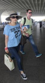 Preity Zinta with hubby snapped at airport on 18th May 2016 (21)_573d70d763b1d.JPG