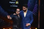 Abhishek Bachchan, Mika Singh promote Housefull 3 on the sets of saregama on 26th May 2016 (4)_5747cc413d117.JPG