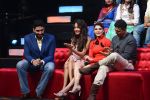 Jacqueline Fernandez, Lisa Haydon, Akshay Kumar, Abhishek Bachchan promote Housefull 3 on the sets of saregama on 26th May 2016 (24)_5747cce203c62.JPG