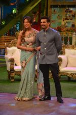 Karan Singh Grover and Bipasha Basu on the sets of Kapil Sharma Show on 28th May 2016 (82)_574a98eed7d05.JPG