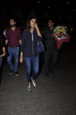 Shilpa Shetty snapped at airport in Mumbai on 28th May 2016  (15)_574a92f2daedb.JPG