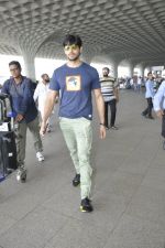 Sidharth Malhotra snapped at airport in Mumbai on 28th May 2016  (5)_574a930516bb5.JPG