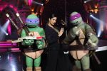 Malaika Arora showing her kung fu chops to Donatello and Leonardo on 30th May 2016 (12)_574d2866d5da0.JPG