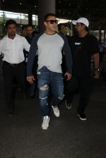 Salman Khan snapped at airport on 8th June 2016 (12)_5759766ebabf2.JPG