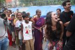 Lauren Gottlieb snapped interacting with street kids on 9th June 2016 (10)_575a82b056f2e.JPG