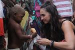 Lauren Gottlieb snapped interacting with street kids on 9th June 2016 (20)_575a82b5be070.JPG