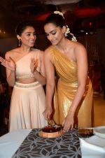 Sonam Kapoor walks the ramp for Pernia Qureshi_s standalone show on 9th June 2016 (27)_575a84bb4837a.JPG