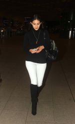 Amyra Dastur carrying a Perse by Stuffcool back pack at the airport on 13th June 2016 (1)_575e5f8b3734d.JPG