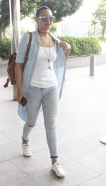 Sonakshi Sinha snapped at airport on 14th June 2016 (5)_5760422dbd9a1.JPG