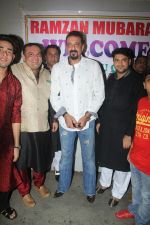 Sanjay Dutt graces an Iftaar party in Bandra on 16th June 2016 (2)_5763a8f3c5611.jpg