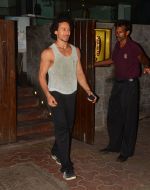 Tiger Shroff and Disha Patani snapped on a dinner date on 17th June 2016 (17)_57652e80b740a.JPG