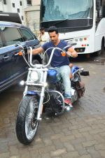 Varun Dhawan at udta Punjab photoshoot on 19th June 2016 (21)_5767fb2f84866.jpg