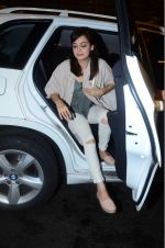 Dia Mirza leaves for IIFA on Day 2 on 21st June 2016(312)_576a223e6a2d3.JPG