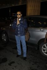 Gulshan Grover leaves for IIFA on Day 2 on 21st June 2016(215)_576a2276a7fcd.JPG