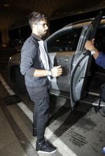 Shahid Kapoor leaves for IIFA on Day 2 on 21st June 2016(272)_576a23aa9b751.JPG