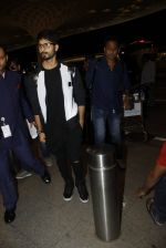 Shahid Kapoor leaves for IIFA on Day 2 on 21st June 2016(283)_576a23b19868a.JPG