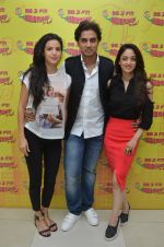 Shiv Pandit, Sandeepa Dhar, Natasa Stankovic at Radio Mirchi for 7 hours to go on 22nd June 2016 (7)_576a9ffdc68a9.JPG