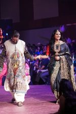 Anushka Shetty at An Ode To Weaves and Weavers Fashion show at HICC Novotel, Hyderabad on June 21, 2016 (13)_576bddce5740d.JPG