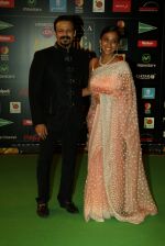 Vivek Oberoi and wife at NEXA IIFA Awards 2016 (36)_576fc7849612e.JPG