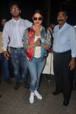 Priyanka Chopra at the airport on June 26, 2016 (10)_5770f8c6f0361.JPG