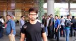 Shahid Kapoor snapped at the airport on June 26, 2016 (7)_5771314aa37c8.jpg