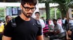 Shahid Kapoor snapped at the airport on June 26, 2016 (8)_5771314b28944.jpg