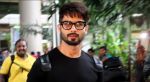 Shahid Kapoor snapped at the airport on June 26, 2016 (9)_57713168a6ee8.jpg