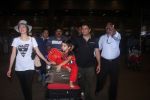 Divya Kumar, Bhushan Kumar return from IIFA in Mumbai Airport on 27th June 2016 (6)_5771f36f0cd08.JPG