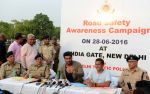 Arjun Kapoor, Chetan Bhagat at Road Safety Awareness Campaign in India Gate, New Delhi on 28th June 2016 (46)_57735581d7dd8.JPG