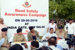 Arjun Kapoor, Chetan Bhagat at Road Safety Awareness Campaign in India Gate, New Delhi on 28th June 2016 (47)_57735571ea43c.JPG