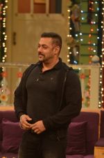 Salman Khan on the sets of The Kapil Sharma Show on 3rd July 2016 (57)_577a03e92b461.JPG