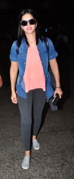 Sunny Leone snapped at airport on 4th July 2016 (8)_577a6791e8239.JPG