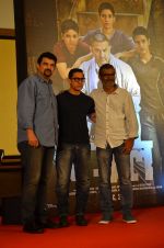 Aamir Khan, Siddharth Roy Kapoor, Nitesh Tiwari at Dangal launch in Mumbai on 4th July 2016 (41)_577b2a2de8d38.JPG