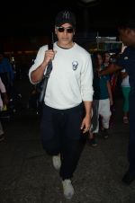 Akshay Kumar returns from holidays in Mumbai on 10th July 2016 (17)_578255fd45acd.JPG