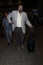 Kabir Bedi snapped at the airport on 12th July 2016 (5)_5784bb73421c8.JPG