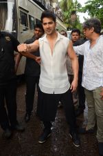 Varun Dhawan snapped on  the sets of So You Think you can dance on 12th July 2016 (51)_5785318eb21b9.JPG