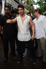 Varun Dhawan snapped on the sets of So You Think you can dance on 12th July 2016-1(76)_5785373ec9085.JPG