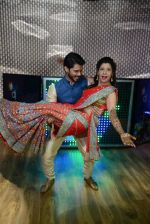 Sambhavna Seth with Avinash during the Wedding Mehandi Function at Sky Bar Rajori Garden in New Delhi on 13th July 2016 (14)_57871738e4141.jpg