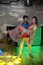 Sambhavna Seth with Avinash during the Wedding Mehandi Function at Sky Bar Rajori Garden in New Delhi on 13th July 2016 (15)_57871739a6cf3.jpg