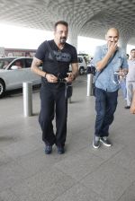 Sanjay Dutt snapped at airport in Mumbai on 16th July 2016 (23)_578b742952d29.JPG