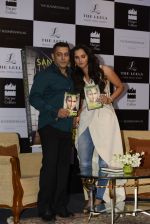 Salman Khan launches Sania Mirza_s Autobiography on 17th July 2016 (41)_578c76ef9efb0.JPG
