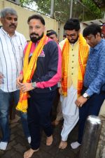 Abhishek Bachchan visits Siddhivinayak Temple, Mumbai on July 20, 2016 (2)_578fb381d22b9.JPG