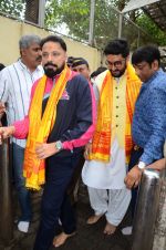 Abhishek Bachchan visits Siddhivinayak Temple, Mumbai on July 20, 2016 (3)_578fb3845fe11.JPG