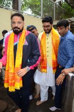Abhishek Bachchan visits Siddhivinayak Temple, Mumbai on July 20, 2016 (4)_578fb386b9915.JPG