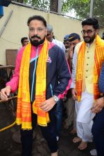 Abhishek Bachchan visits Siddhivinayak Temple, Mumbai on July 20, 2016 (5)_578fb38979eee.JPG